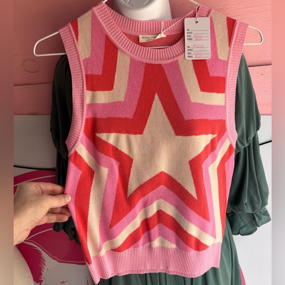 Miss Love Tops - Miss Love Pink, Red, cream Star Pattern Sleeveless sweater vest ⭐️💗🌸 size medium